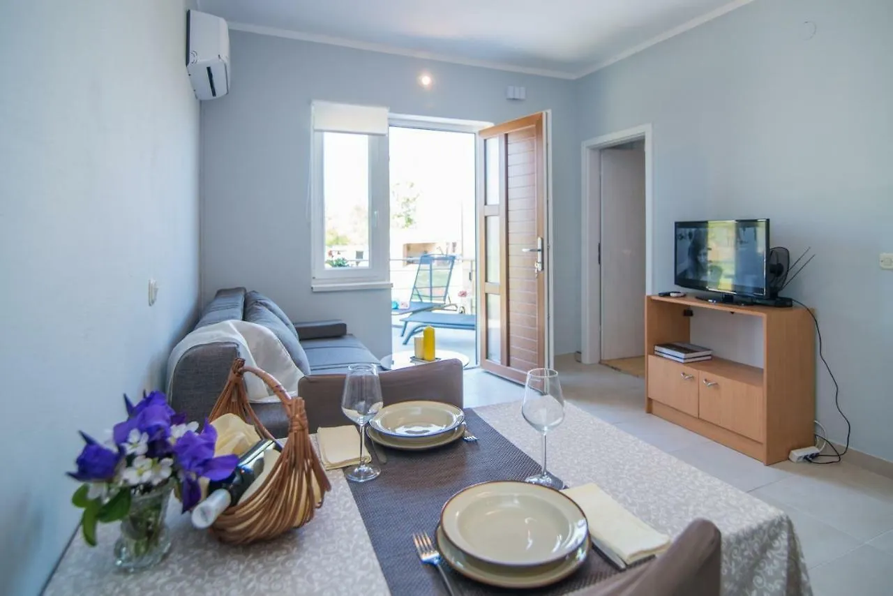 Apartment With Terrace In Filipana Marcana